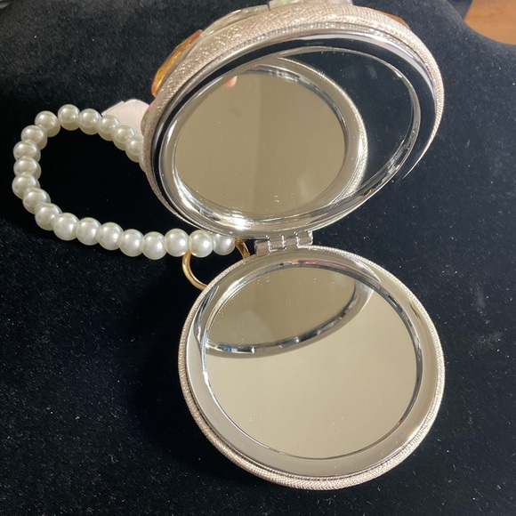 Beautiful Makeup compact mirror - Picture 3 of 3